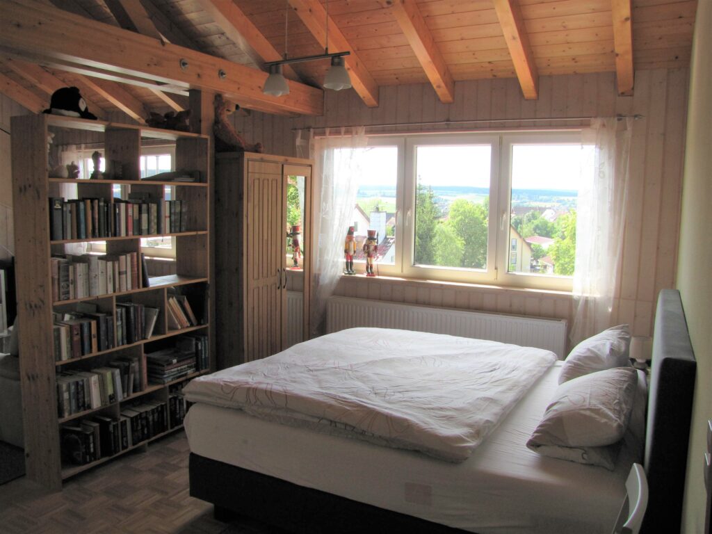 Schlaf und Wohnbereich der Ferienwohnung "Talblick"