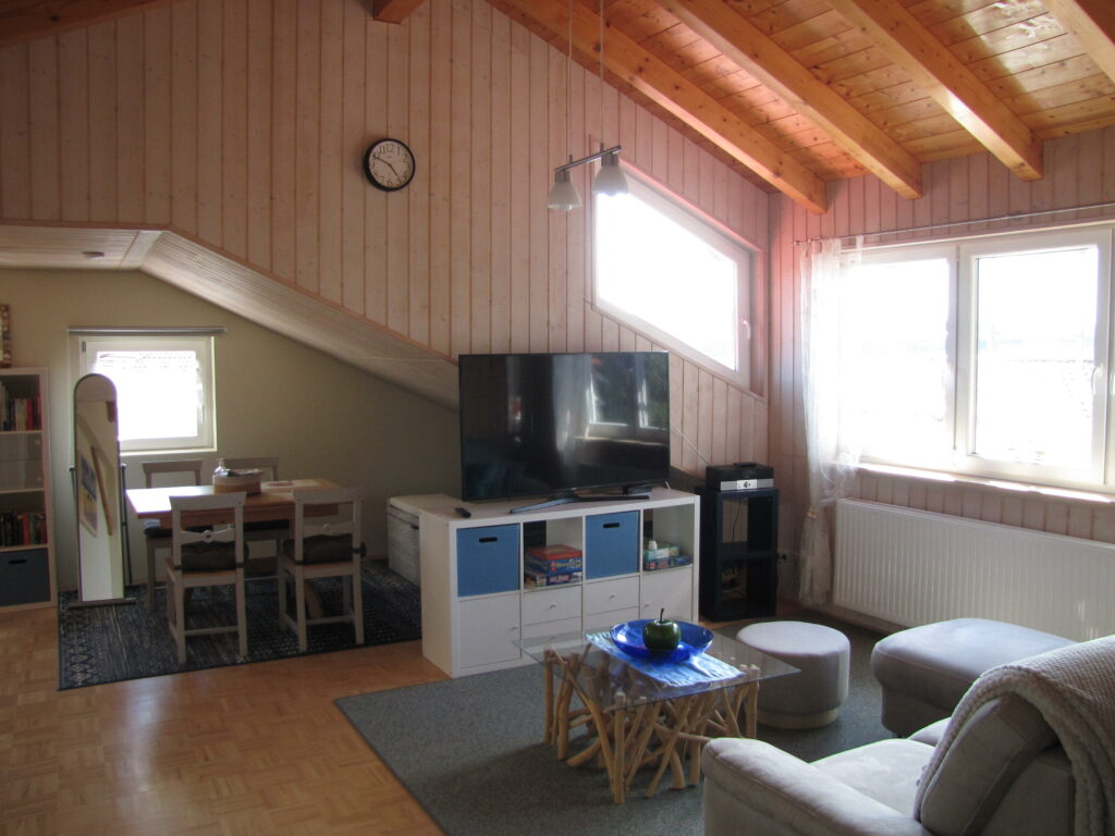 Wohnbereich und Blick auf den Essbereich der Ferienwohnung "Talblick"