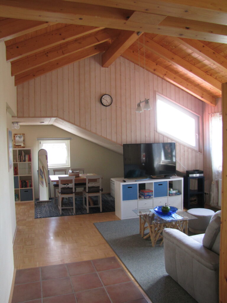 Wohnbereich und Blick auf den Essbereich der Ferienwohnung "Talblick"